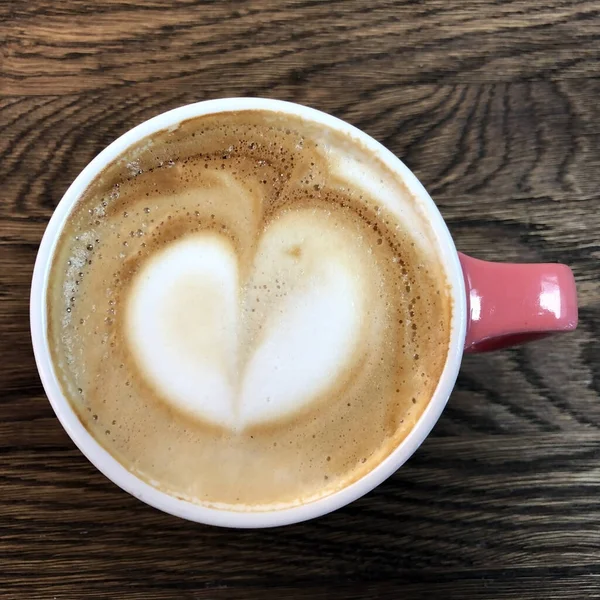 Cappuccino Con Schiuma Forma Cuore Una Tazza Rosa Uno Sfondo — Foto Stock