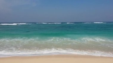 Endonezya 'nın Bali adasındaki Pandawa plajında turkuaz okyanus ve beyaz kum