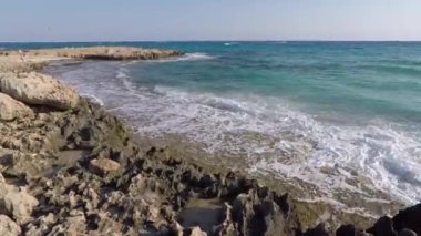 Kıbrıs adasındaki Ayia Napa 'da Rocky plajı ve gök mavisi Akdeniz