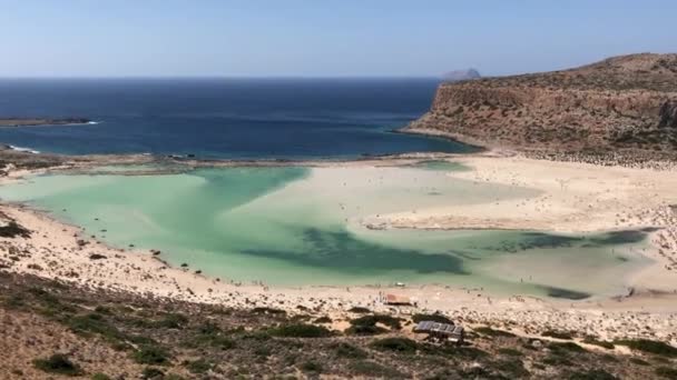 Balos lagun och stranden på halvön Gramvousa på Kreta i Grekland — Stockvideo