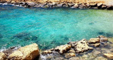 Kıbrıs adasındaki Protaras 'ta küçük bir gölde zümrüt suyu