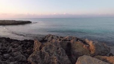 Adams Beach Hotel yakınlarındaki Akdeniz ve Kıbrıs adasındaki Ayia Napa 'daki Nissi Körfezi