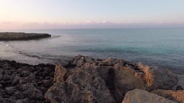 Středozemní moře v blízkosti Adams Beach Hotel a Nissi Bay v Ayia Napa na ostrově Kypr — Stock video