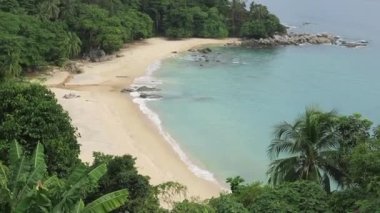 Tayland 'daki Phuket Adası' nda Patong yakınlarında güzel, vahşi bir sahil.