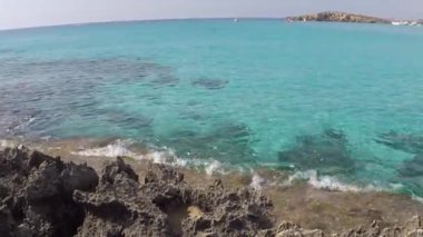 Kıbrıs adasındaki ünlü Nissi plajında Akdeniz 'in şeffaf zümrüt suyu