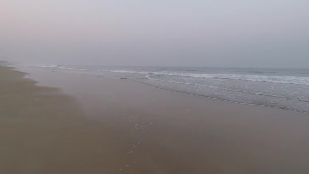 Indiai-óceán napkeltekor a varcai tengerparton Goában, Indiában — Stock videók