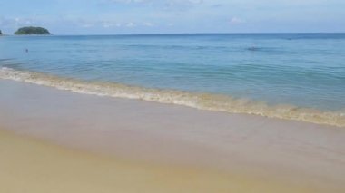 Tayland 'ın Phuket Adası' ndaki Karon sahilinde altın kum ve mavi deniz.