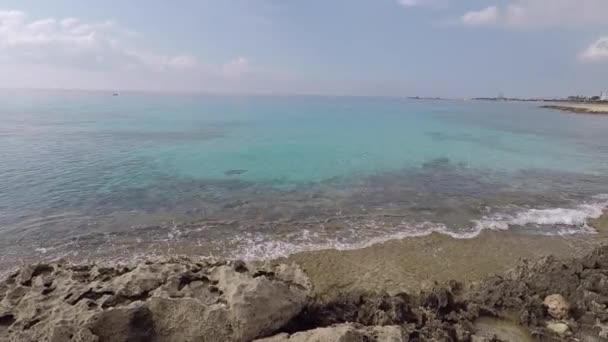 Азуре море на дикому пляжі біля пляжу Ті У Ая Напа на острові Кіпр — стокове відео