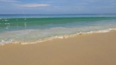 Phuket Tayland 'daki Karon sahilinde yüksek dalga