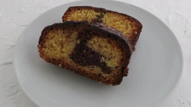 Zwei Stücke doppelschichtiger weißer Schokoladenkuchen auf einem weißen Teller — Stockvideo