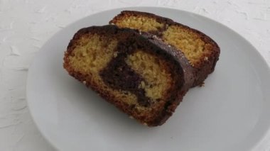 İki parça çift katlı beyaz çikolatalı pasta.