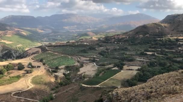 Живописная долина в регионе Ретимно возле озера Потами на острове Крит в Греции — стоковое видео