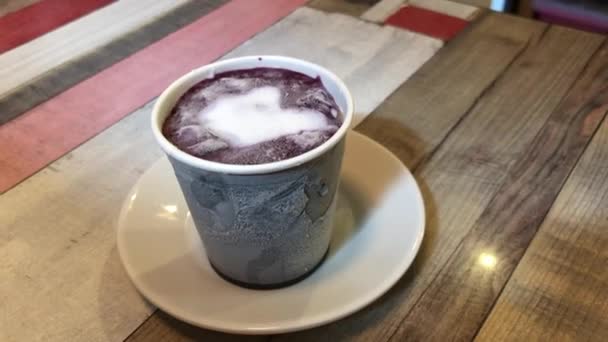 Domowej roboty lody jagodowe w papierowej filiżance w kawiarni — Wideo stockowe