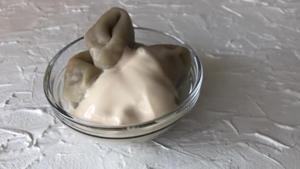 Albóndigas de lentejas caseras con crema agria de leche al horno — Vídeo de stock