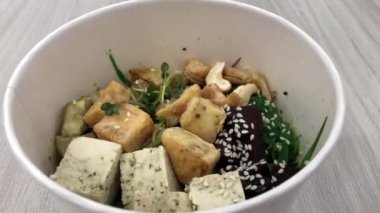 Tofu peyniri ve sebzeli salata.