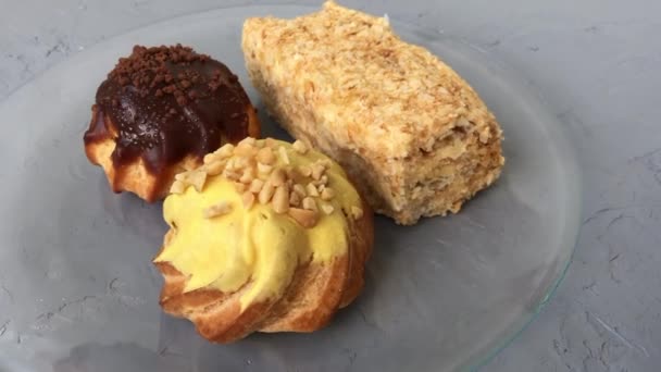 Апетитні торти на прозорій тарілці — стокове відео