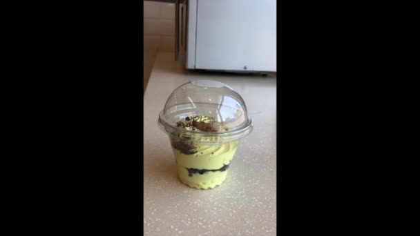 Banán tejszínhab desszert átlátszó műanyag pohárban — Stock videók