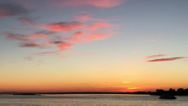 Hermosa puesta de sol de verano en Nizhny Novgorod — Vídeo de stock