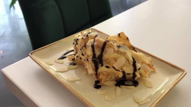 Dessert de pâte feuilletée orientale versé avec du chocolat — Video