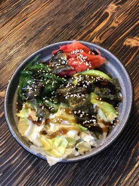 Chuka deniz yosunu, nori, marul ve zencefil turşulu vejetaryen salatası.