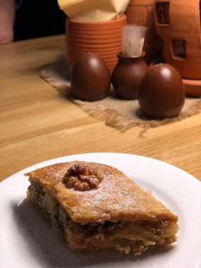 Kısa hamurlu cevizli Gürcü baklavası.