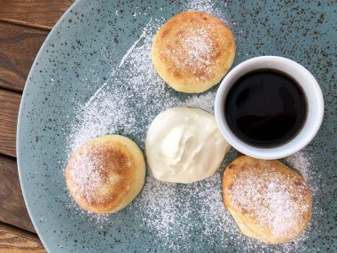 Kremalı krema ve akçaağaç şurubu serpilmiş pudra şekerli krema.