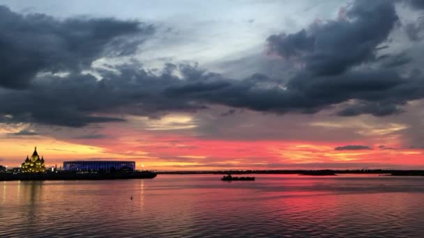 Prachtige heldere zomer zonsondergang in Nizjni Novgorod — Stockvideo