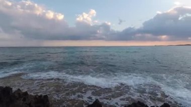 Akdeniz Fırtınalı Akdeniz, Ayia Napa 'da Kıbrıs' taki Adams Plajı 'nda
