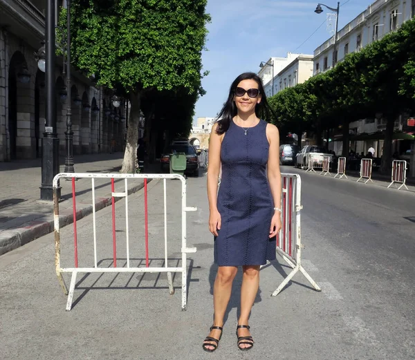 Gelukkige Jonge Vrouw Toerist Hoofdstraat Voorkant Van Medina Tunis Stad — Stockfoto