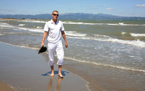 Een Jongeman Loopt Langs Balearen Bij Riumar Strand Spanje — Stockfoto