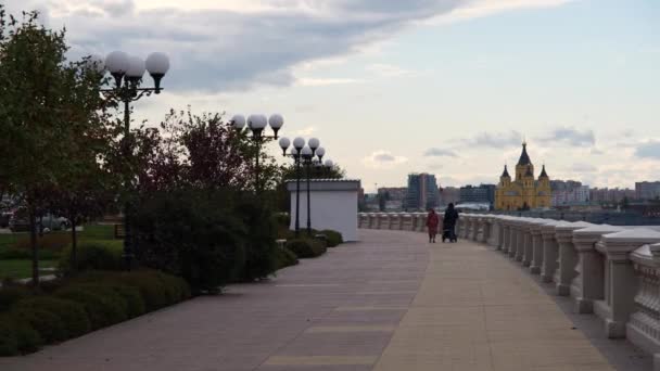 Nizhny Novgorod Rusya Eylül 2021 Bulutlu Bir Sonbahar Gününde Yürüyen — Stok video