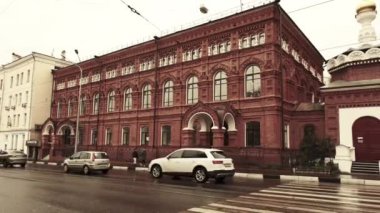 Nizhny Novgorod, Rusya - 22 Eylül 2021: Yeni tramvay Piskunov caddesi boyunca eski bir tarihi binanın arka planına göre çalışır (FujiFilm X T - 4 Eterna)