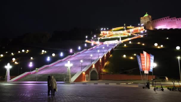 俄罗斯尼日尼 诺夫哥罗德 2021年9月23日 秋天夜晚Chkalovskaya楼梯的美丽照明 — 图库视频影像