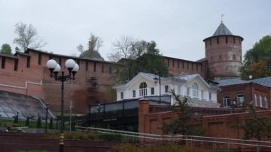 Nizhny Novgorod, Rusya - 25 Eylül 2021: Nizhny Novgorod Kremlin 'in eski tuğla duvarının restorasyonu