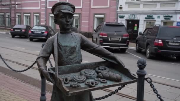 Nizhny Novgorod Rusia Septiembre 2021 Escultura Niño Con Una Bandeja — Vídeos de Stock