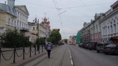 Nizhny Novgorod, Rusya - 25 Eylül 2021: Rozhdestvenskaya Caddesi 'ndeki eski Rozhdestvenskaya kilisesi