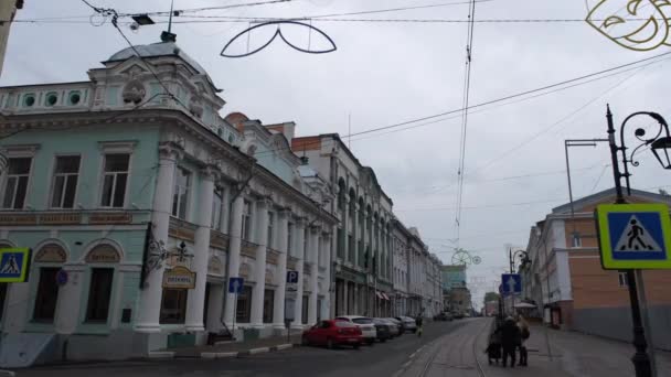 ニジニノヴゴロド ロシア 2021 古いRozhdestvenskaya通りに柱とスタッコ成形を持つ歴史的な家 — ストック動画