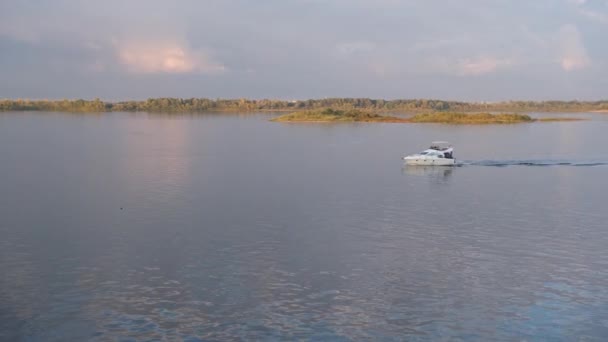 Нижній Новгород Росія Вересня 2021 Біла Яхта Туристами Пливе Вздовж — стокове відео