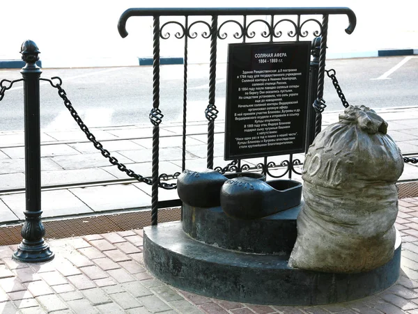 Sculpture of a documentary story about the history of salt scam — Stock Photo, Image