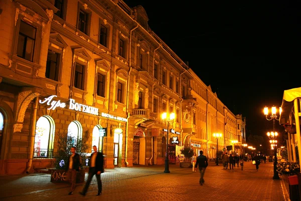 Evening autumn view Bolshaya Pokrovskaya in Nizhny Novgorod — Stock Photo, Image