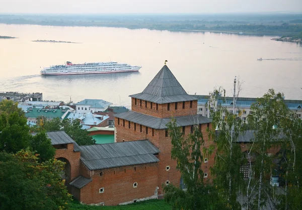 Вечерний осенний круиз по реке Волге в Нижнем Новгороде — стоковое фото