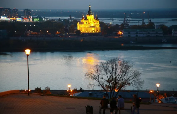 Nacht fedorovsky Dijk in Nizjni novgorod — Stockfoto