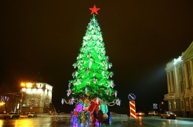 Kare çikolatalı ışık Noel ağaçları Kızılyıldız ile dekore edilmiş