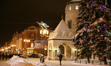 Noel akşam ana cadde Bolshaya Porkrovskaya görünümünü