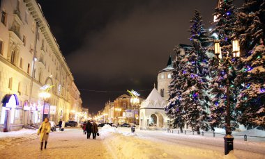 Ana cadde Bolshaya Porkrovskaya Russ Noel akşam manzarası