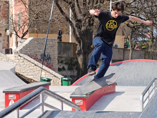 Skateboarder dia springen — Stockfoto