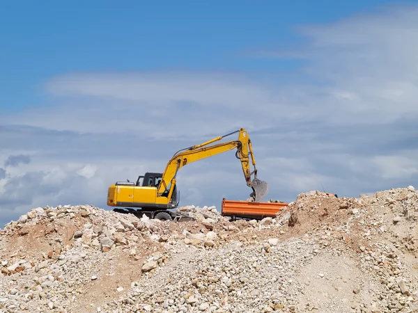 Camión volquete de carga de excavadora — Foto de Stock