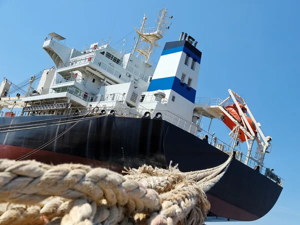 Frachtschiff im Hafen — Stockfoto