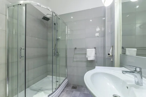 샤워기가 욕실의 현대식 — 스톡 사진