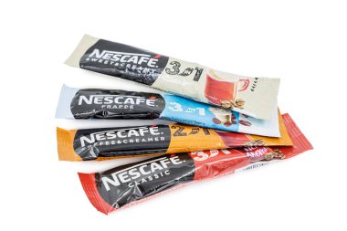 PULA, CROATIA - 10 Aralık 2020: 4 Nescafe orijinal hazır kahve kesesi. Nestle tarafından üretilen ve 1938 'de piyasaya sürülen hazır kahve markası.